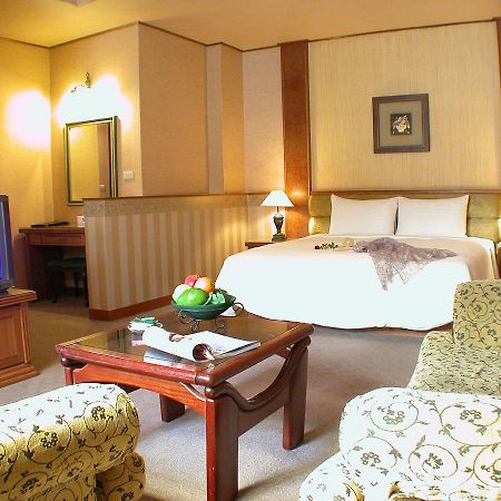 Park Motel Chiayi Buitenkant foto